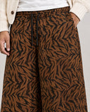 Tiger Pulse baggy pants – print close-up